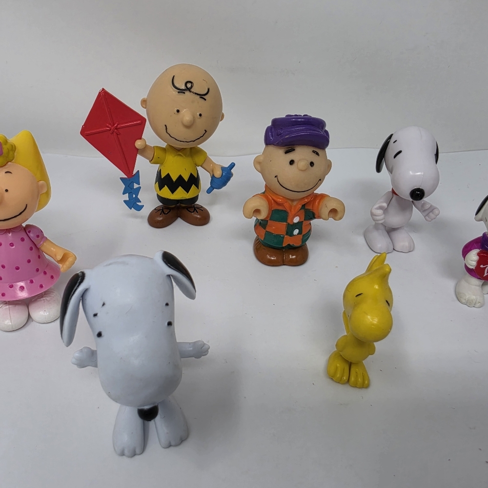 Peanuts Snoppy Charile Brown Sally Woodstock Toy Lot